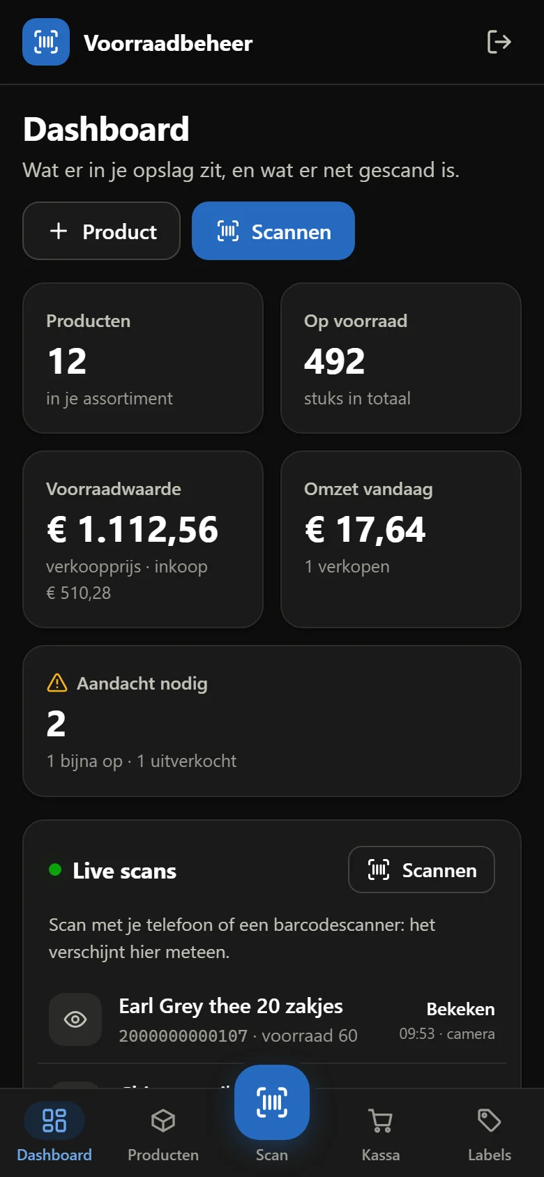 Op de telefoon: dashboard en scanner, met de navigatie binnen duimbereik.