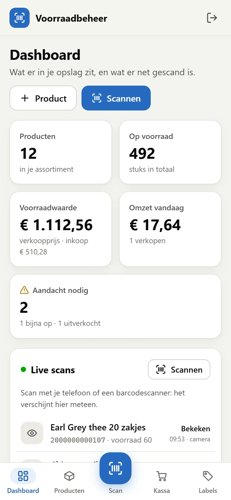 Op de telefoon: dashboard en scanner, met de navigatie binnen duimbereik.